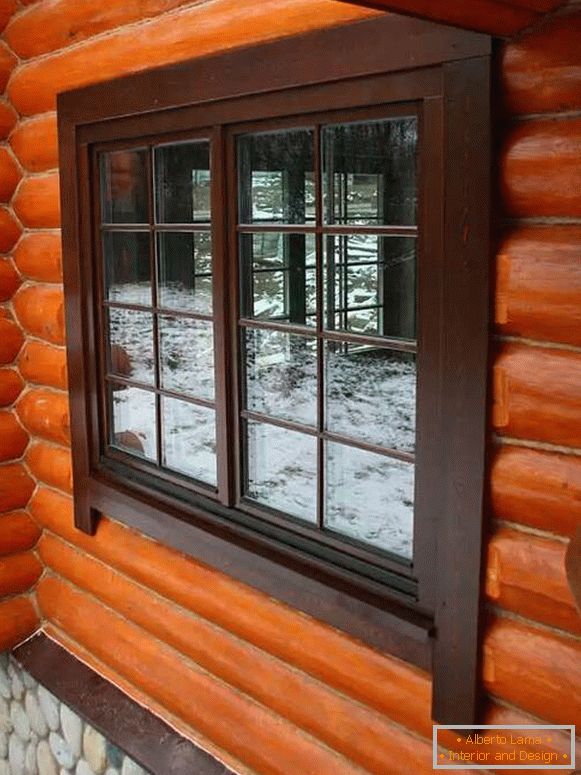 okna v dřevěném domě