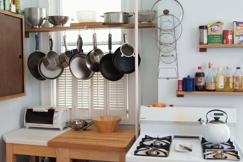Ukládací systémy pro nádobí v interiéru malé kuchyně