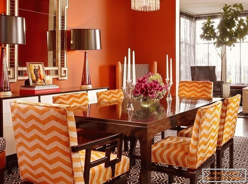 Oranžové židle v jídelně