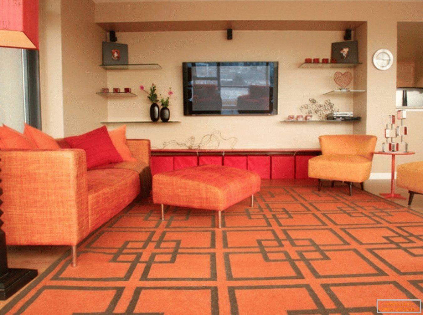 Oranžový koberec a nábytek