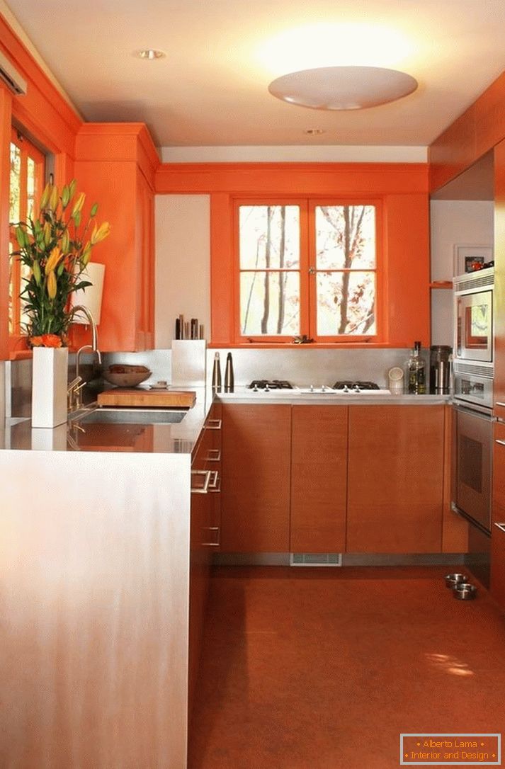 Stěny malované oranžovou barvou