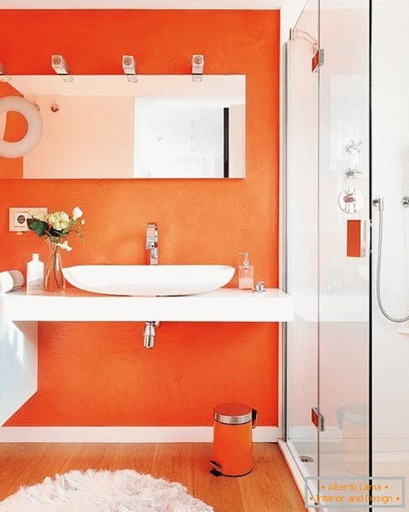 Zrcadlo v oranžové koupelně