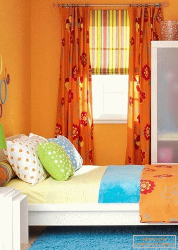 Oranžová barva ve vnitřku dětského pokoje