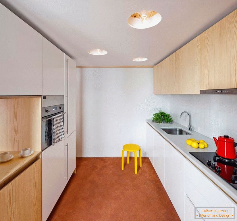 Interiér malé kuchyně s vysokými stropy