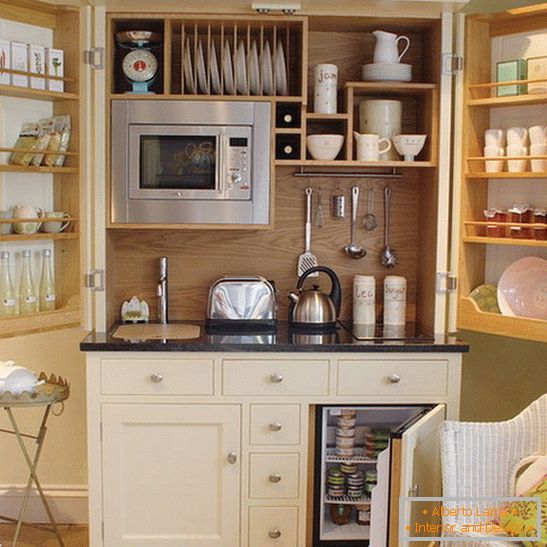 Interiér malé kuchyně v jasných barvách