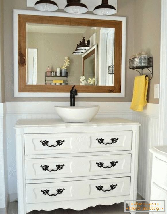 Domovní obrubník pod umyvadlem v koupelně - fotografie v interiéru