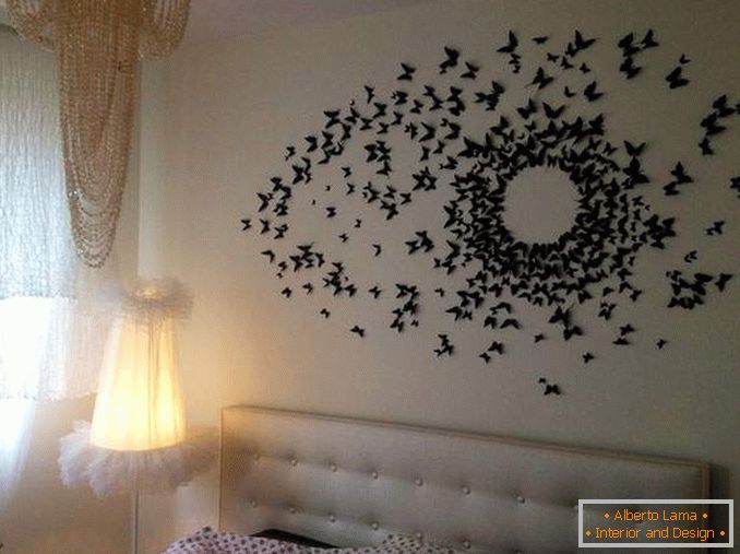 Dekorace motýlů na zeď s vlastními rukama - fotka v ložnici