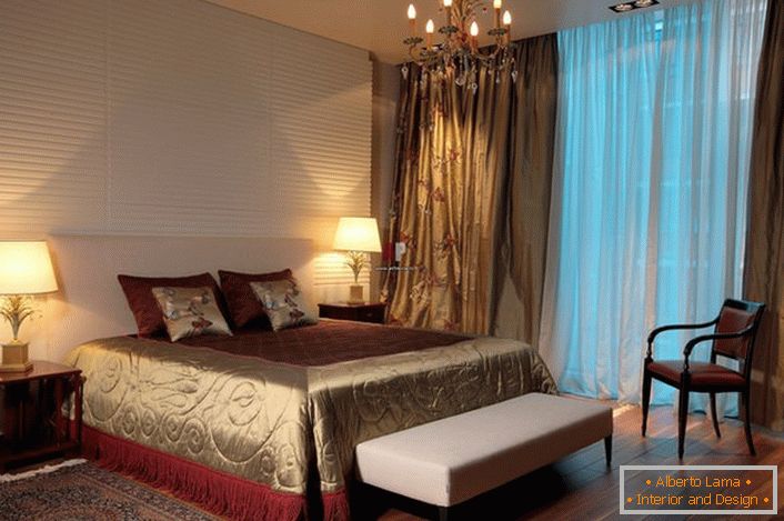 Tradiční osvětlení spacího pytle v klasickém stylu - lustru a obvyklých plafonů po stranách postele. 