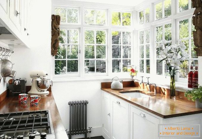 design kuchyně s rohovým oknem