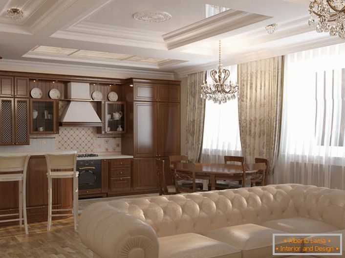 Kuchyně-obývací pokoj je zařízený v secesním stylu. Světlé barvy, nábytek z přírodního dřeva, masivní stropní lustry z křišťálu jsou přizpůsobeny podle stylu.