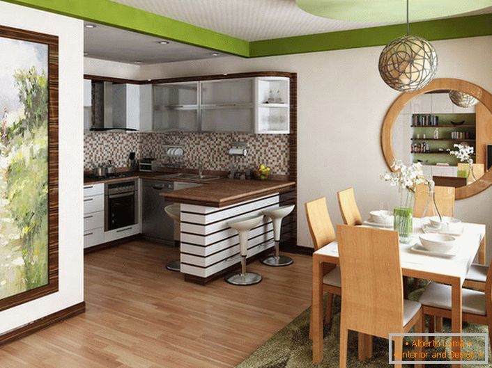 Malá kuchyně je kombinována s obývacím pokojem. Rozhodnutí o návrhu je v tomto případě odůvodněné, protože užitečný prostor nestačí na uspořádání dvou oddělených místností.