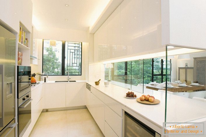 Kuchyně je oddělena od obývacího pokoje ozdobnou skleněnou stěnou. Zajímavé řešení pro interiér ve stylu hi tak.