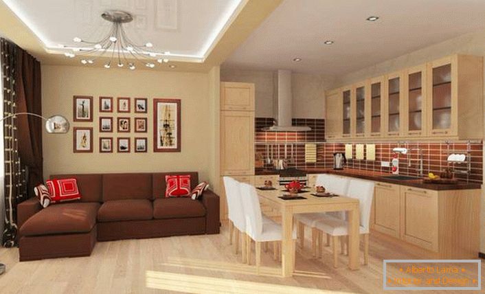 Jídelna odděluje kuchyň od obývacího pokoje. Funkční varianta interiéru v prostorném jednopokojovém bytě.