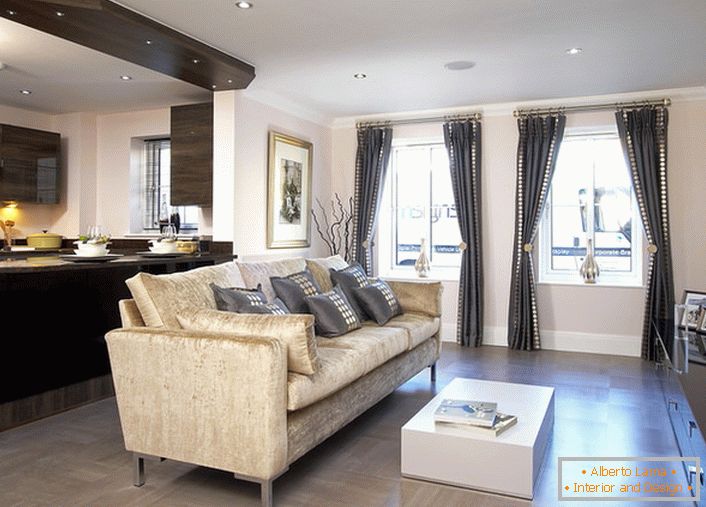 Zrestaurovaný interiér kuchyně-obývací pokoj je vybrán v souladu s požadavky na návrh malého bytu. 