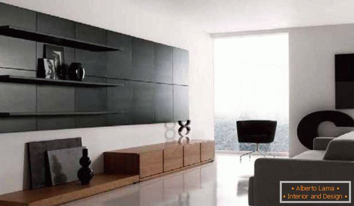 Styl minimalismu je pozoruhodný pro použití praktických polic pro zdobení obývacího pokoje.