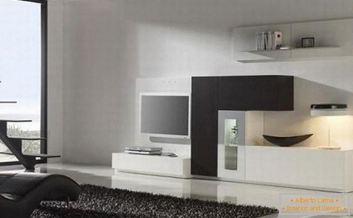 V minimalistickém stylu obývacího pokoje je zdobena tmavá hromada s vysokou hromadou. Diskrétní design vypadá stylově a atraktivně.