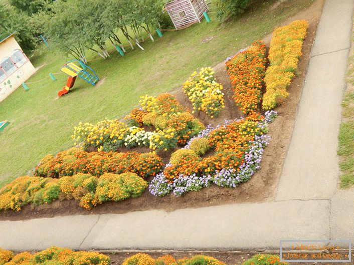 Modulární květinová zahrada ve tvaru zářícího slunce vypadá harmonicky na hřišti.
