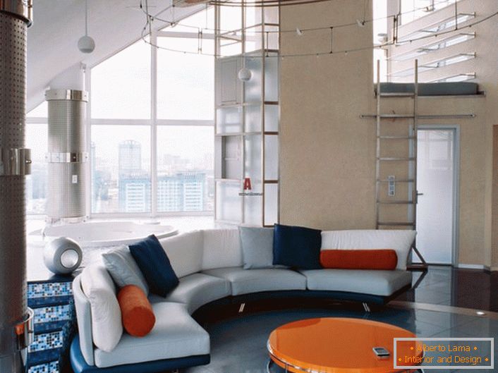 Útulná lobby v avantgardním stylu. Kombinace bohaté modré s jasným oranžovým vždy vypadá jako zisková.