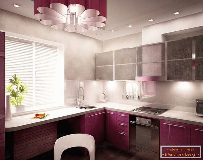 Příklad designového projektu pro malou kuchyň v avantgardním stylu. Správně navržená kuchyňská plocha, dokonce i parapety, se používá pod pracovní plochou.