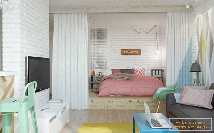 Skandinávský styl je ideální, pokud mluvíme o návrhu malého bytu. Ve výklenku se nachází ložnice s velkou měkkou postelí.