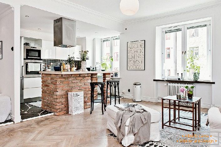 Studiový apartmán je zařízený ve skandinávském stylu. Kuchyně je oddělena od obývacího pokoje barovým pultem z cihel.