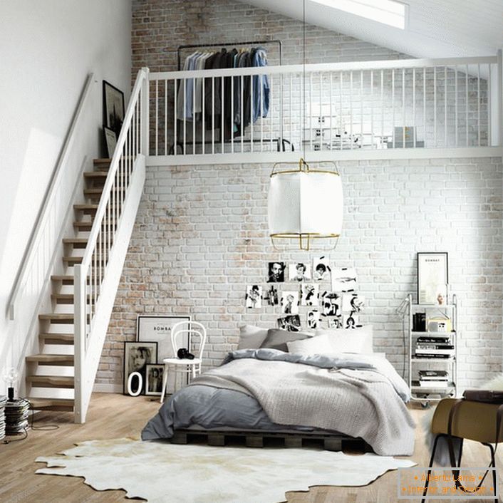 Ložnice ve skandinávském stylu je funkčně rozdělena do dvou zón. Dřevěné schodiště vede do druhého patra, kde je na posteli malá šatna.