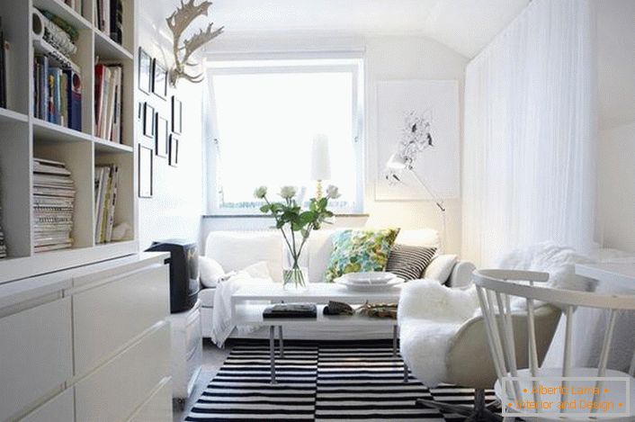 Klasická kombinace černých a bílých vypadá jako výnosná v interiéru ve skandinávském stylu. Bílý nábytek dělá obývací pokoj světlý a útulný.