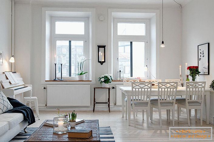 Stylový obývací pokoj je rozdělen na posezení a jídelnu. Podle skandinávského stylu jsou stěny místnosti zdobeny bílou barvou.
