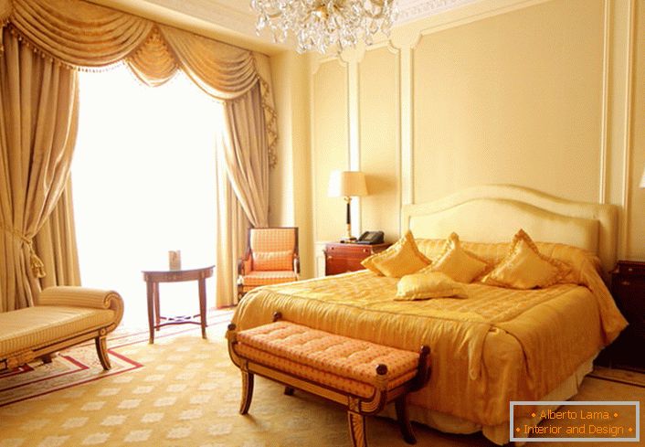Béžová a zlatá ložnice v barokním stylu.
