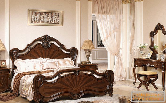 Klasický barokní styl je reprezentován lakovaným nábytkem z tmavého dřeva.