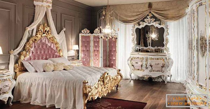 Ložnice v barokním stylu pro pravou lady. Růžové detaily v designu dělají interiér skutečně