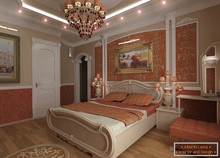 Prostorná ložnice v barokním stylu je vyzdobena korálovými barvami.
