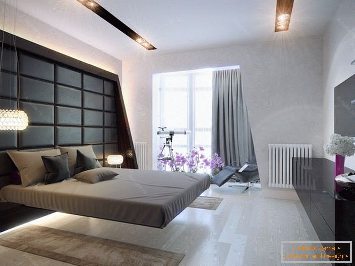 Prostorná ložnice v high-tech stylu. Klasické barvy v designu místnosti: hodně světla, šedé a černé barvy. Světelný bod, multifunkční.