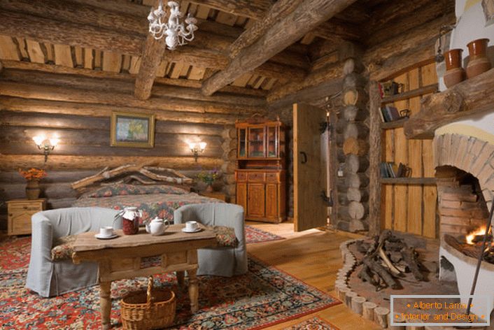 Rustikální země s velkou ložnicí venkovské chaty ve Skandinávii. V každém interiéru, provedeném v rustikálním stylu, bude krb vypadat harmonicky, zejména z cihel. 