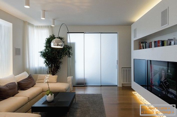 Pro instalaci krbu v interiéru prostorného obývacího pokoje je vše možné.
