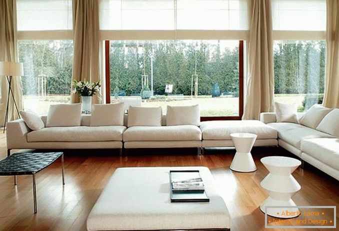 Obývací pokoj s panoramatickými okny - fotka se záclonami a nábytkem v minimalistickém stylu