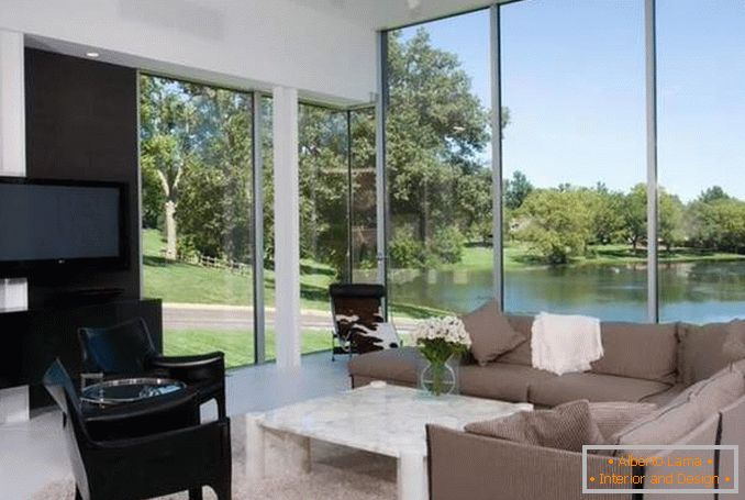 Obývací pokoj s panoramatickými okny - fotografie ve vnitrozemí domu