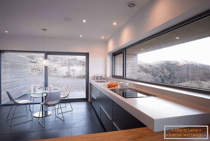 Krásná kuchyně s panoramatickými okny - fotografie uvnitř