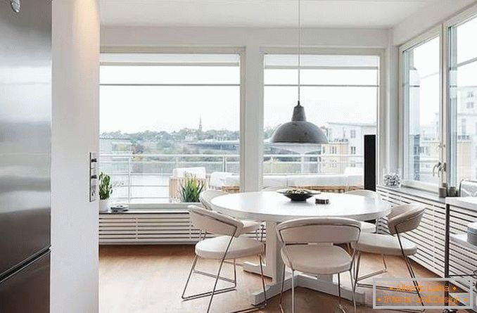 Kuchyňský design s panoramatickými okny v rohovém bytě
