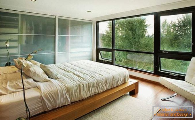 Ložnice s panoramatickými okny - fotografie ve vnitřku domu