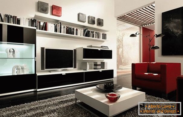 Červené a černé akcenty v bílém obývacím pokoji
