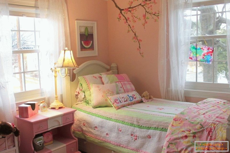 Sakura na zdi v dětském pokoji