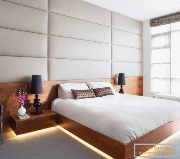 Krásná dřevěná postel se světlem