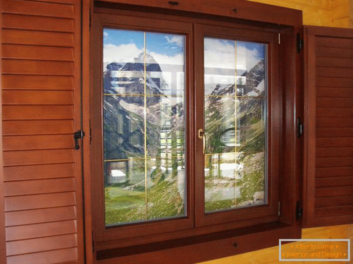 Okna ze dřeva s okenicemi