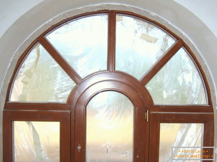 Oblouková okna ze dřeva