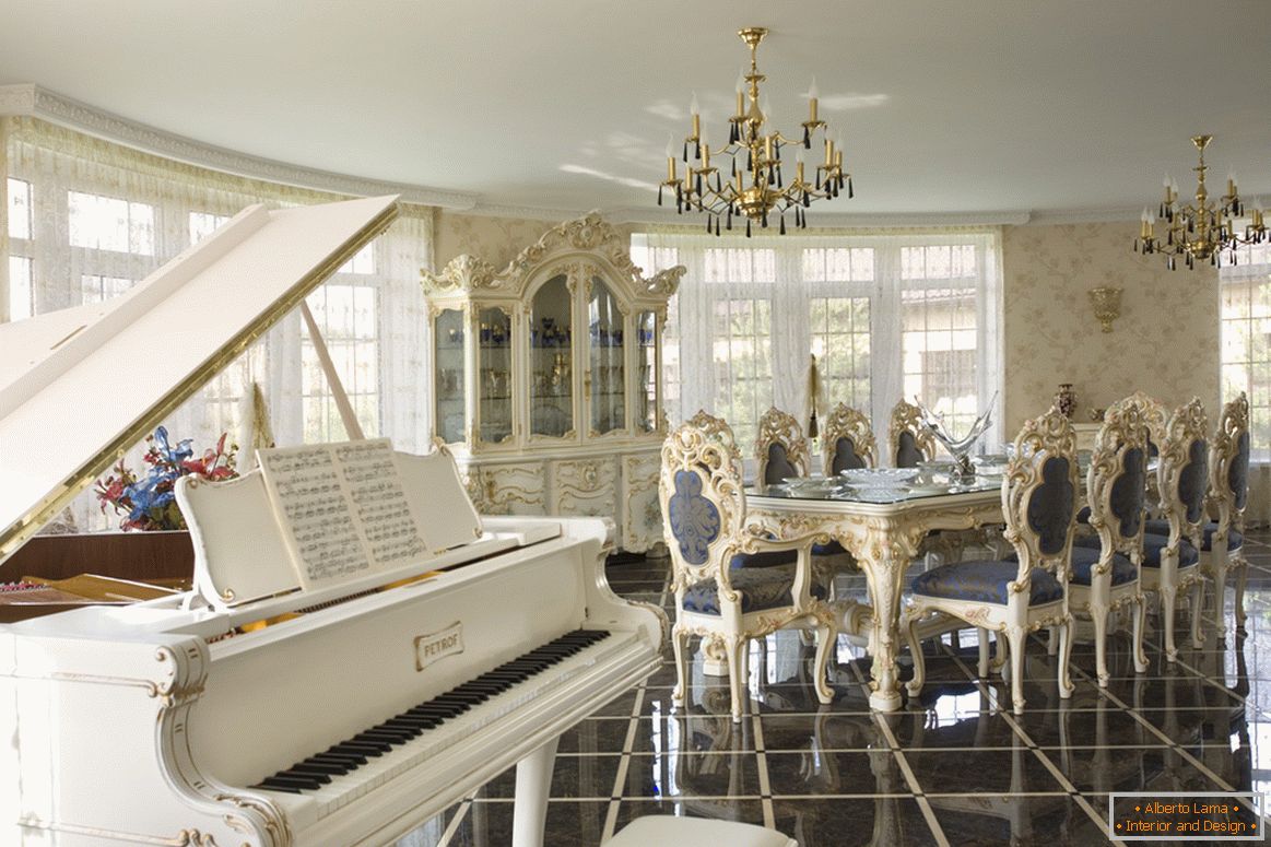 Prostorná jídelna v barokním stylu. Majitel venkovského domu s největší pravděpodobností hraje klavír, který dokonale zapadá do celkového obrazu interiéru.