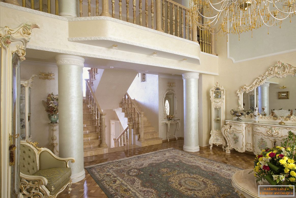 Barokní obývací pokoj je pozoruhodný pro sloupy s malým herním balkonem ve druhém patře.