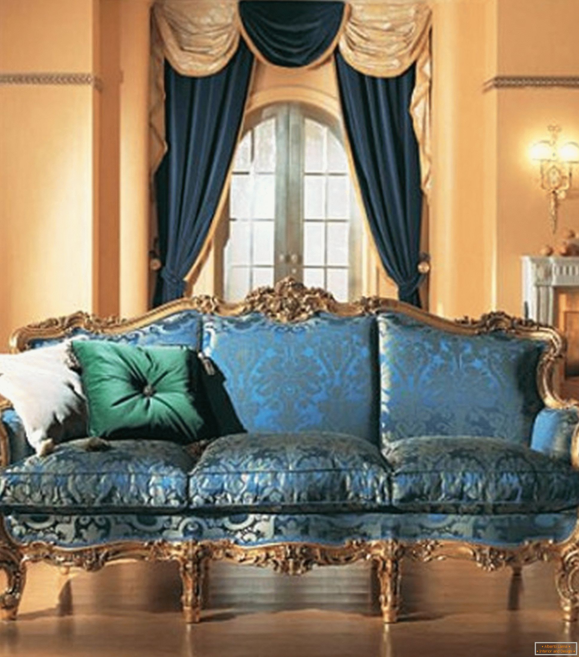 Kombinace kontrastních barev v dekoraci obývacího pokoje v barokním stylu.