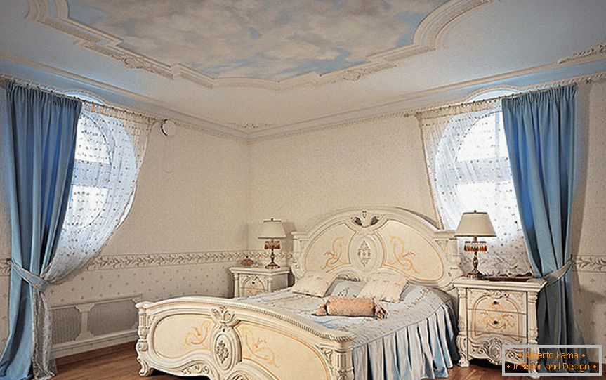 Zastavěná ložnice v neobarokním stylu.