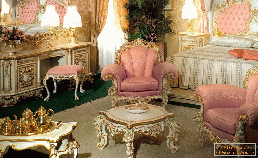 Jemná ložnice v barokním stylu s růžovými tóny.